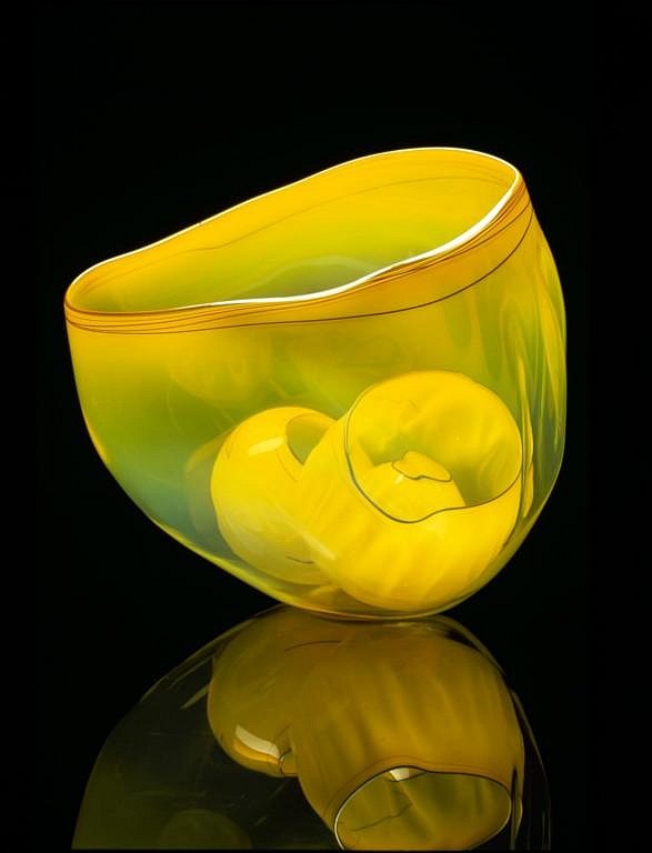 Dale Chihuly, Sulphur Yellow Basket Set with Dark Oxblood Lip Wraps 97.2966.b4
1997, Glass